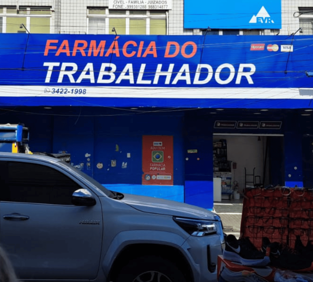 Farmacêutica atendendo cliente com atenção e cuidado