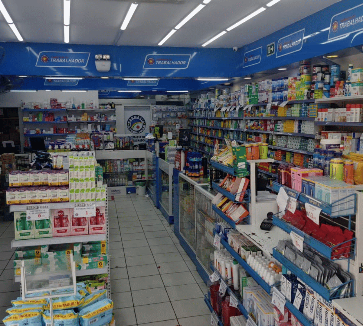 Corredor com ampla variedade de produtos de saúde e bem-estar